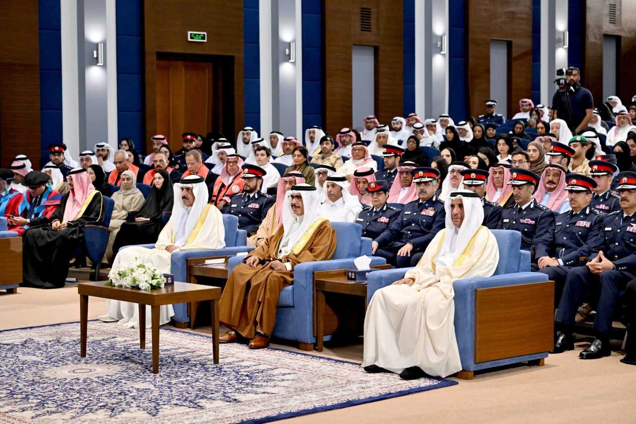 شهد حفل تخرج الدفعتين الخامسة والسادسة من طلبة الدراسات العليا بالأكاديمية الملكية للشرطة ... معالي وزير الداخلية يؤكد على منهجية إعداد رجال الشرطة وتسليحهم بالعلم والمعرفة والعلوم الاستراتيجية لتعزيز دورهم في حفظ أمن الوطن<